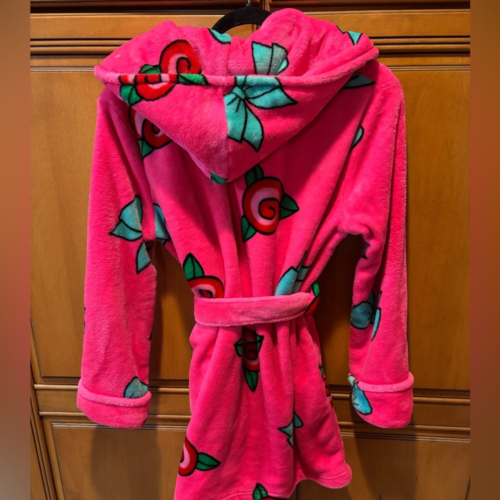 Betsey Johnson Pink Fleece Robe with Bow Design. Size: XS/S - Picture 6 of 7